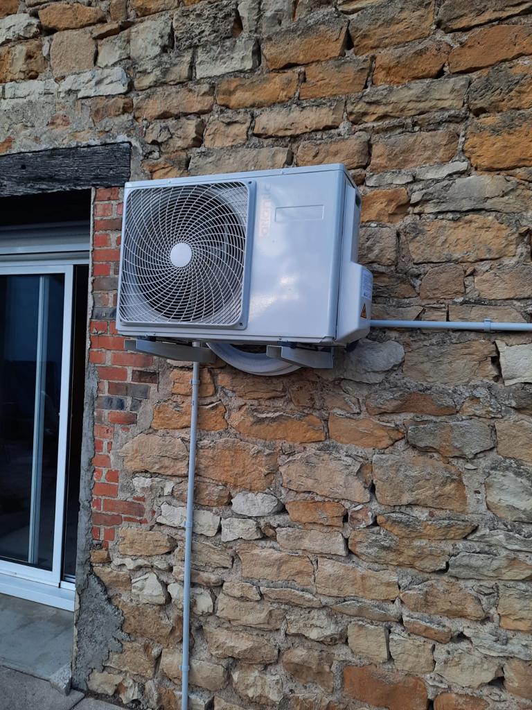 unité climatisation posée sur un mur