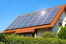 Panneau solaire et photovoltaÏque sur le toit d'une maison