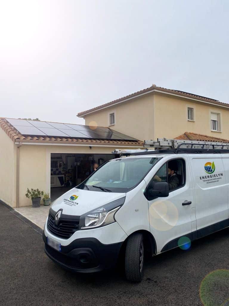 Energielyn camion blanc installateur panneaux solaire à lyon