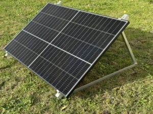 Voici un kit solaire plug and play sur une pelouse